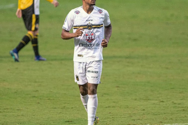 Saulo Mineiro em ação com a camisa do Volta Redonda 