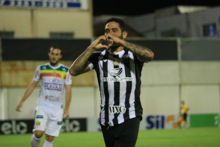 Leandro Carvalho marcou o primeiro gol do Ceará na vitória por 2 a 0 sobre o Brusque pela Copa do Brasil