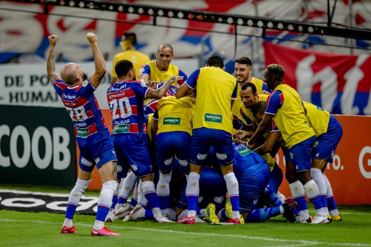 Jogadores do Fortaleza comemoram gol no Castelão, contra o Inter