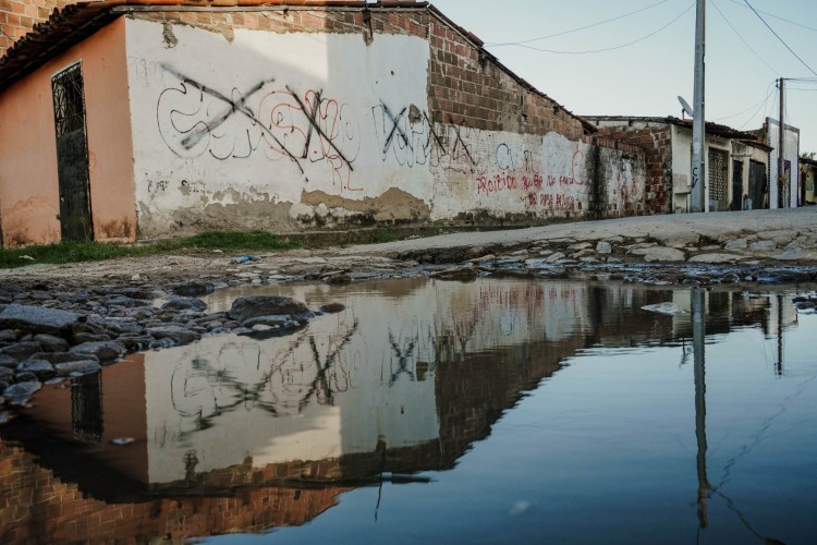 Pichações nas ruas mostram quais as facções que mandam no local