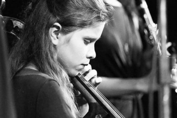 Mirian Cruz toca violoncelo desde os 12 anos, e é professora no projeto sócio-musical Acorde Mágico