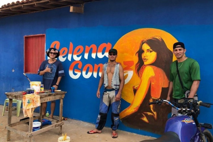 Homens que trabalham na produção de Selena Gomez preparando o local destinado à gravação do clipe