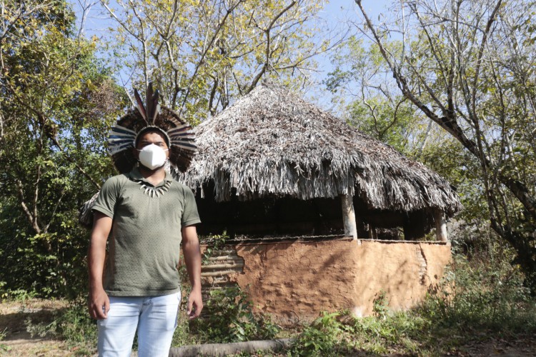 CAUCAIA, CE, 22-09-2020: Cassimiro Tapeba mostra o terreiro sagrado, vazio por conta do distanciamento necessario por conta da pandemia. O local é ponto de encontro das diversas aldeias Tapebas, aonde os indigenas se reunem para realizamento de susas cerimonias e rituais. Caucaia, Aldeia Lagoa dos Tapebas.(BARBARA MOIRA/ O POVO)