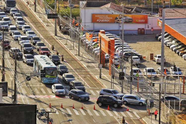 Trânsito foi interditado após explosão