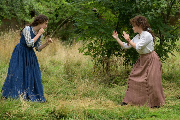 ENOLA HOLMES. (L-R) MILLIE BOBBY BROWN as ENOLA HOLMES, HELENA BONHAM CARTER as EUDORIA HOLMES. Cr. Enola Holmes já está disponível na Netflix