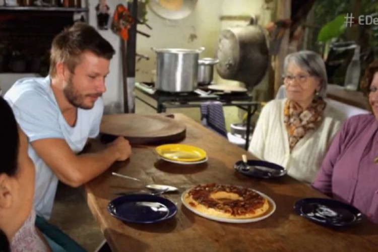 Hilbert e sua família encaram o pudim que deu errado.