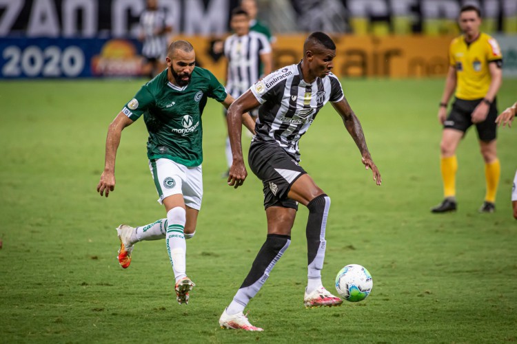 Cléber em jogo diante do Goiás no primeiro turno