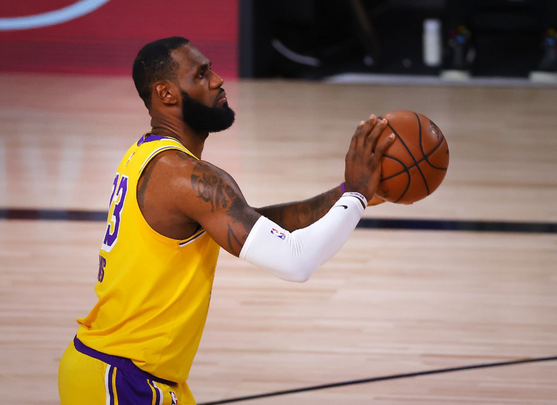 LeBron James renova com o Los Angeles Lakers e torna-se o atleta