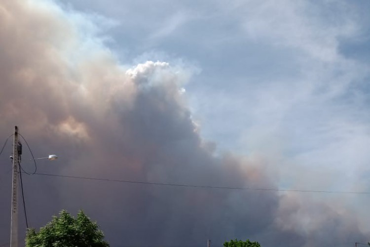 Incêndio ameaça casas