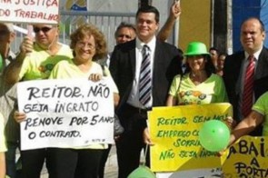 Os advogados Clovis Renato Costa Farias e Thiago Pinheiro ao lado de manifestantes durante um dos atos nos cinco anos de mobilização