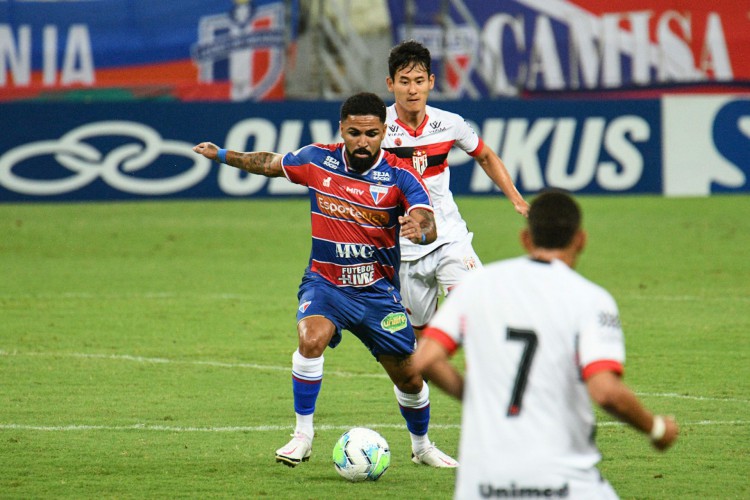 Fortaleza em 04 de outubro de 2020, Lances de Romarinho durante partida entre Fortaleza EC(CE)  x Atletico Goianiense (GO), partida pelo Campeonato Brasileiro, na noite deste domingo (4) na Arena Castelao. (Foto: KELY PEREIRA/AE)