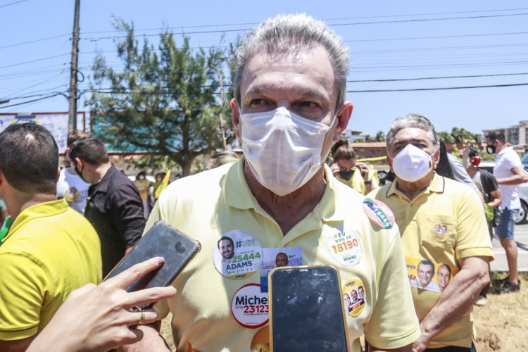 FORTALEZA, CE, 04-10-2020: Bandeiraco da campanha eleitoral de Dr Sarto e vice Elcio Batista, do partido PDT. Sarto está em isolamento desde o dia 5 de outubro, quando foi diagnosticado