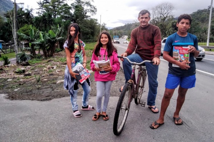 Há nove anos o pai cria sozinho os filhos