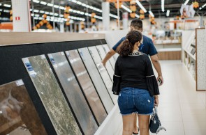 Vendas de produtos da construção civil crescem 38,9%. A alta demanda e pressão das exportações esvaziaram os estoques nas lojas. O principal produto em falta é a cerâmica. (Foto: Júlio Caesar)