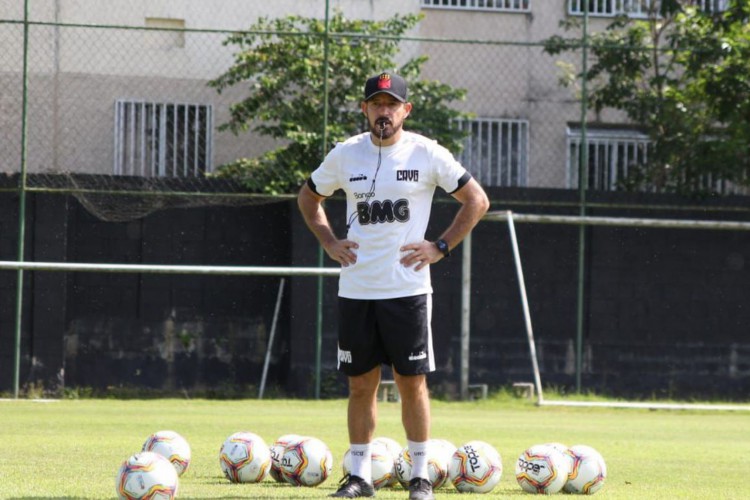 Vasco anuncia saída do técnico Ramon Menezes