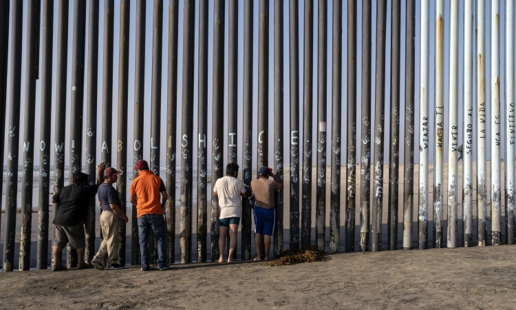 Um dos maiores fluxos migratórios rumo aos EUA é da América Latina. Na imagem, o muro na fronteira com o México(Foto: Guillermo Arias/AFP)