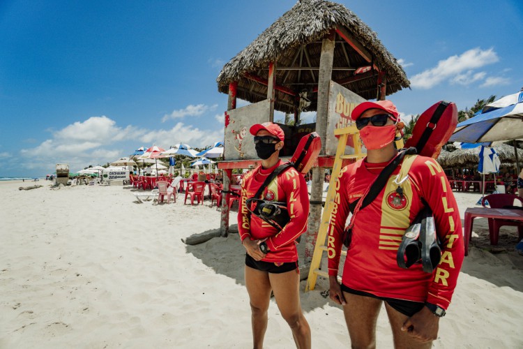 Ações de salvamento foram realizadas pelas equipes de guarda-vidas da Praia do Futuro