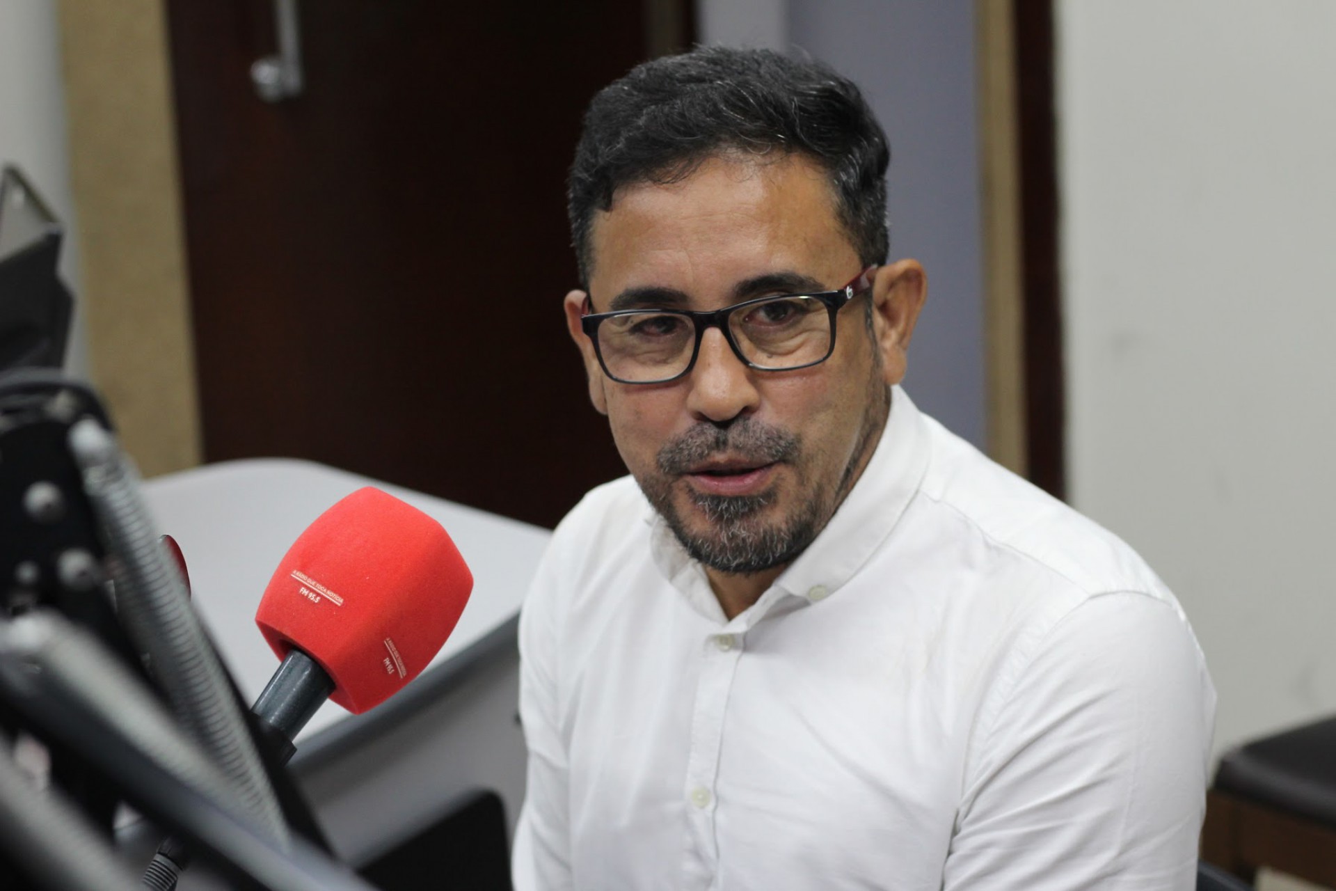 ￼ANÍZIO MELO foi entrevistado pelos jornalistas Érico Firmo e Vítor Magalhães (Foto: Deisa Garcez/Especial para O Povo)