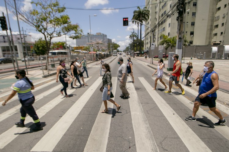 Movimento em frente ao North Shopping em Fortaleza