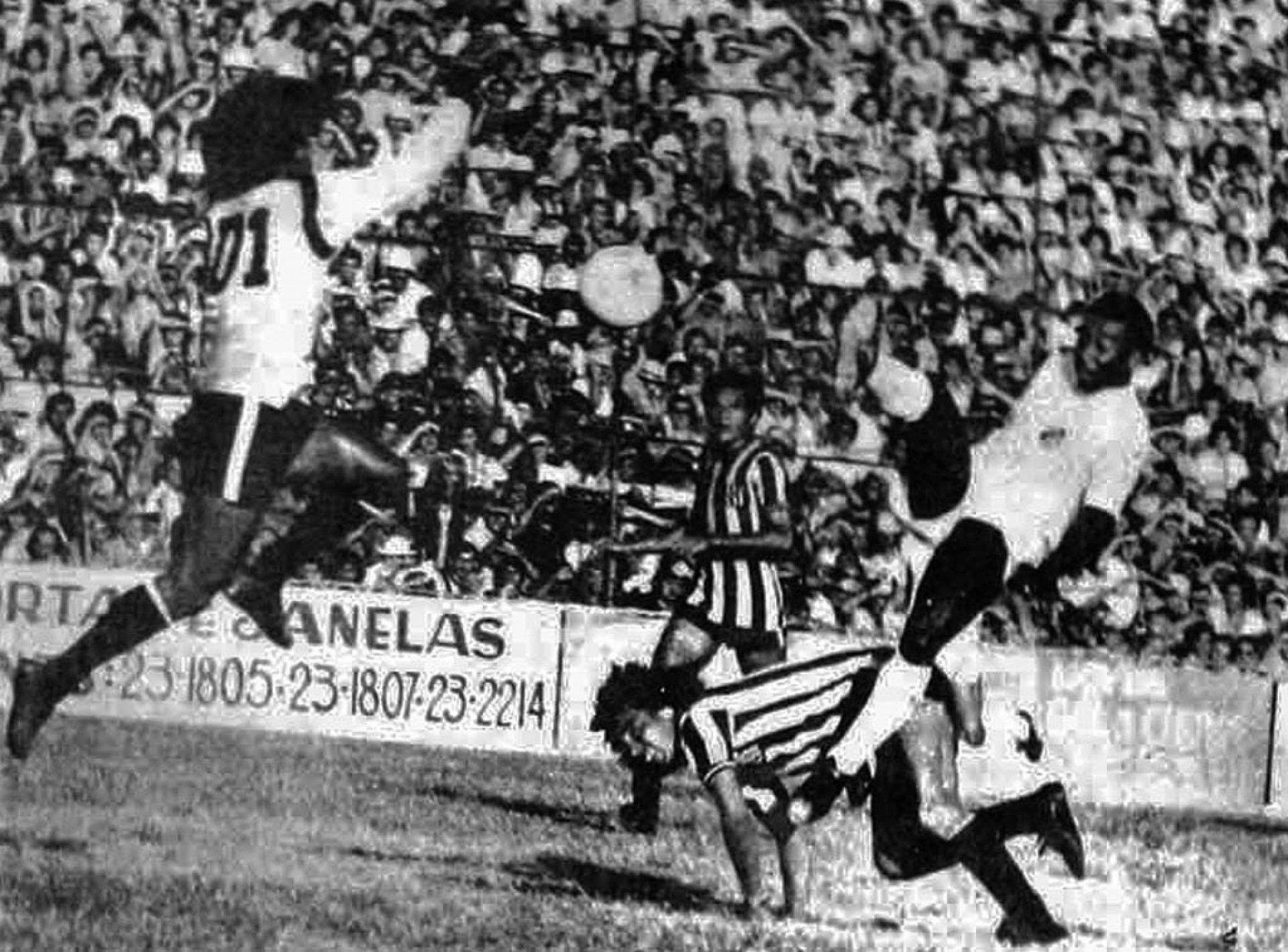 ￼23 DE setembro de 1973: Pelé tenta, mas não consegue superar Hélio Show, goleiro do Ceará (Foto: Acervo O POVO)