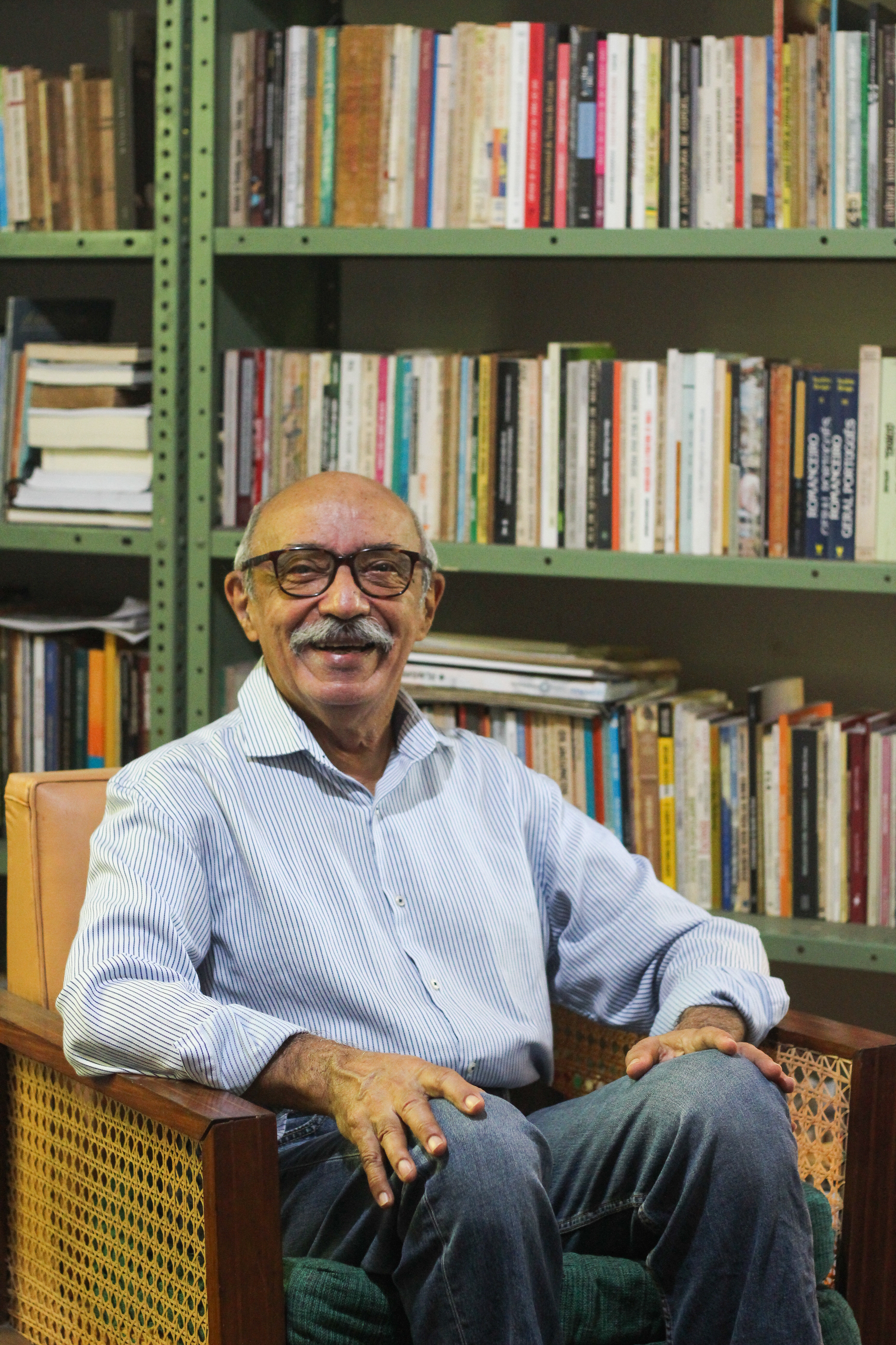 FORTALEZA, CE, Brasil. 23.10.2020: Páginas Azuis com o professor Gilmar de Carvalho. (Fotos: Deisa Garcêz/Especial para O Povo) (Foto: Deisa Garcêz/Especial para O Povo)