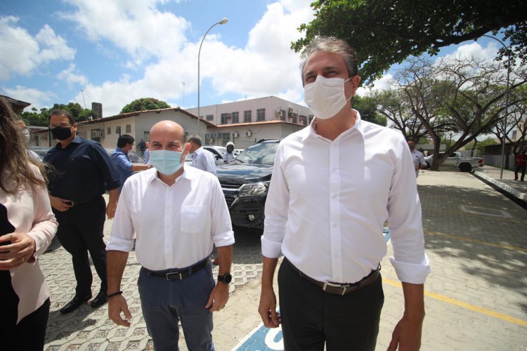 Camilo Santana (PT) esteve com Roberto Cláudio (PDT) em inauguração de Policlínica no bairro Bonsucesso, em Fortaleza