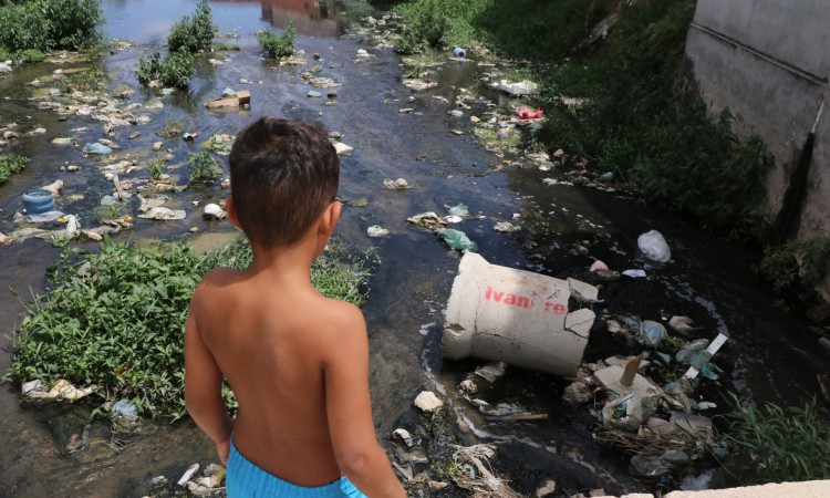 As concessionárias deverão atingir 90% da população com coleta e tratamento de esgoto até 2033(Foto: FÁBIO LIMA/O POVO)