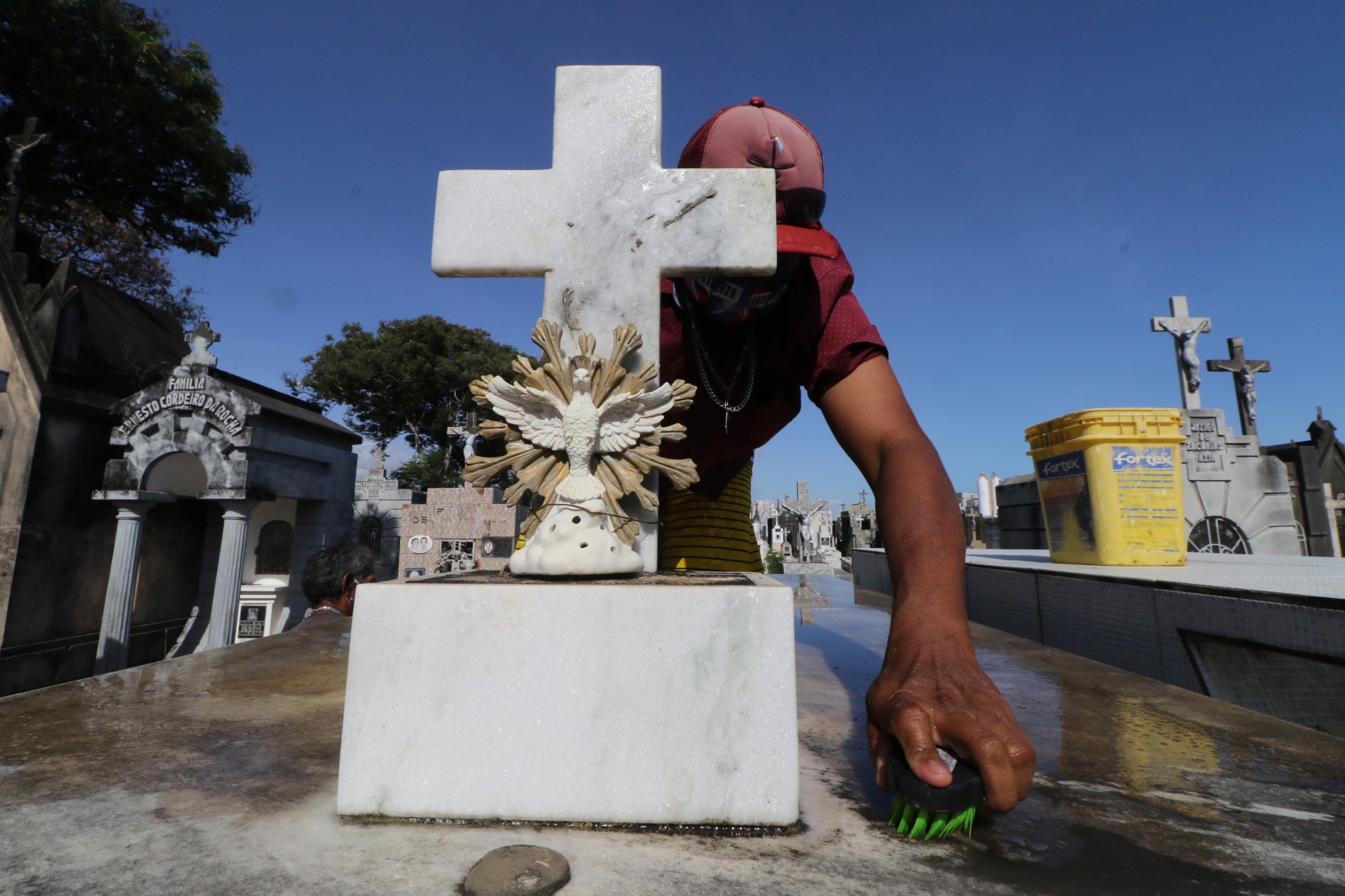 FORTALEZA, CE, BRASIL, 30.10.2020: Cemitérios se preparam para receber visitantes no dia de finados. Cemitério São João Batista.  (Fotos: Fabio Lima/O POVO) (Foto: FÁBIO LIMA/O POVO)