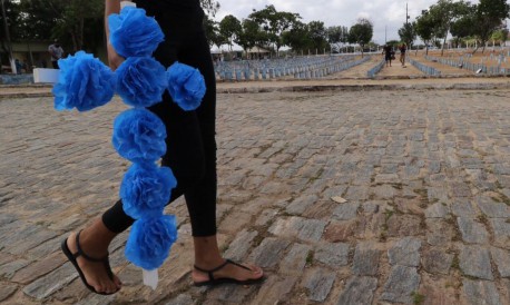 Comércio de flores, arcos, velas e outros produtos foi limitado e controlado na área externa ao cemitério do Bom Jardim