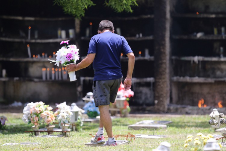 .FORTALEZA,CE, BRASIL, 02.11.2020: Movimentação nos cemitérios no dia de finados. Cemitério parque da Paz. (Fabio Lima/O POVO)