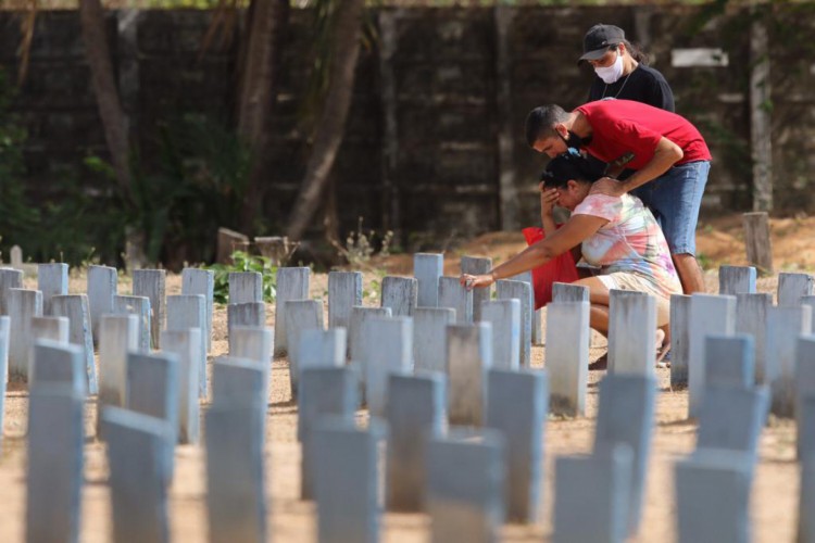 Sob medidas sanitárias para evitar proliferação do novo coronavírus, público comparece em menor quantidade no Cemitério do Bom Jardim 