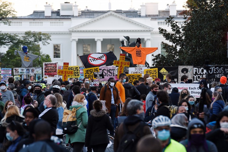 Alguns presentes falavam que estão ali para mostrar que querem que seus votos contem nessa eleição. O país amanheceu sob clima tenso com a perspectiva de conflitos civis entre eleitores de lados opostos e com a ameaça do presidente Donald Trump de judicializar o resultado eleitoral.