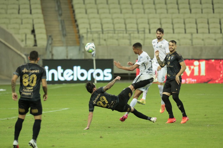 ￼ Vina finaliza de meia bicicleta para marcar o gol da vitória do Ceará