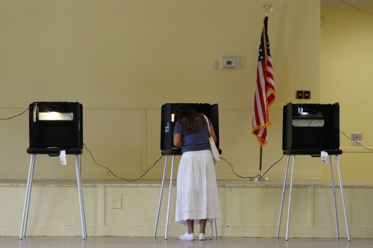 Votar em referendos para decidir temas do estado ou mesmo das cidades faz parte do cotidiano dos estadunidenses