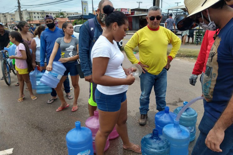 Caminhão pipa da Prefeitura de Macapá abastecendo a população do Residencial São José, reflexo da falta de energia 