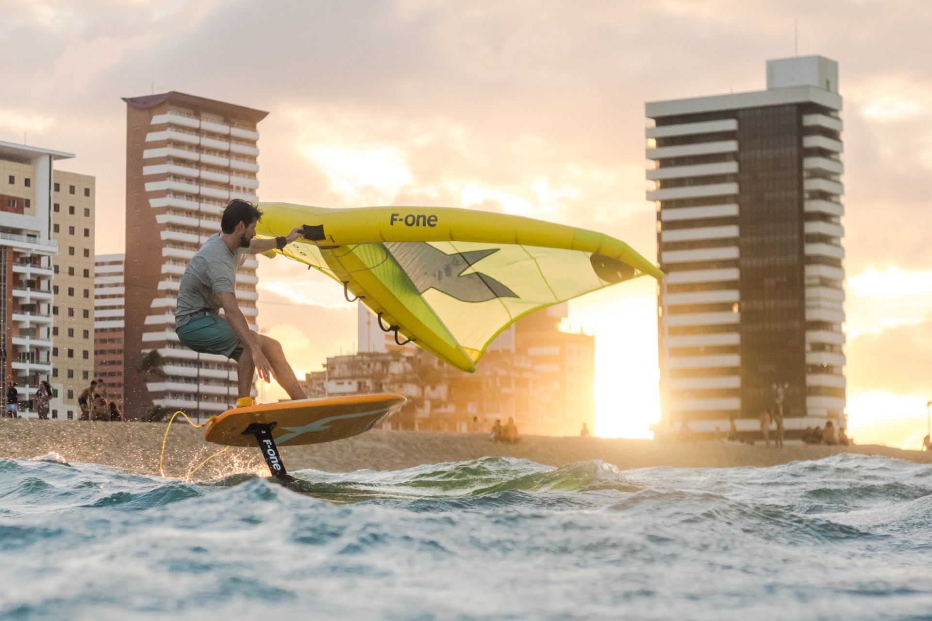 Fortaleza será palco da edição 2020 do Superfoil Brasil, campeonato internacional inédito nas modalidades Hydrofoil Freestyle e Wing Foil. O evento acontece entre os dias 10 e 14 de novembro, na Praia de Iracema. (Foto: @romantsovaphoto)