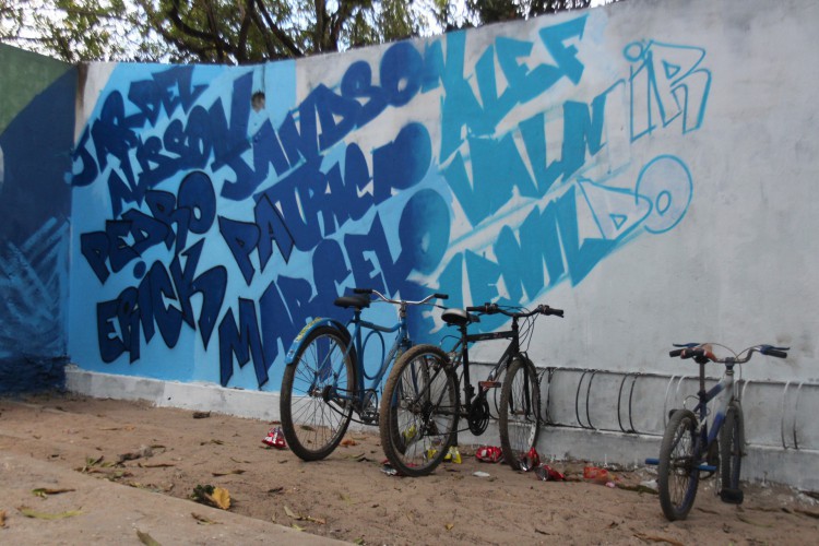 Nome das vítimas da chacina do Curió grafitados em muro de escola no bairro. Julgamento dos primeiros réus tem data marcada