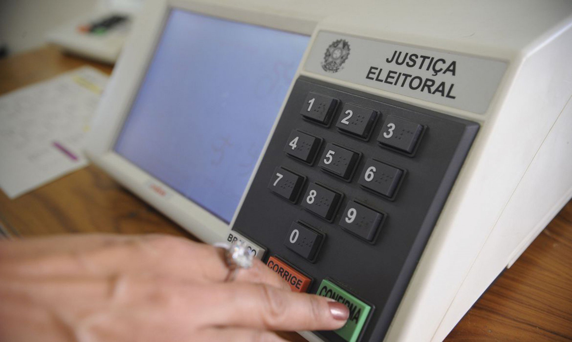 ￼ELEITOR volta à urna neste domingo para iniciar novo momento na política de Fortaleza (Foto: FABIO RODRIGUES-POZZEBOM/ABR)