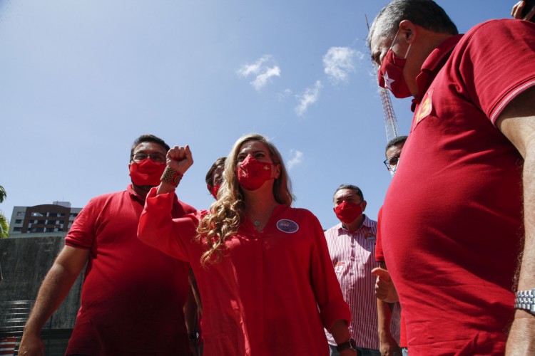  FORTALEZA, CE, 15-11-2020: Candidata Luizianne Lins votou na manhã de hoje na Assembleia Legislativa de Fortaleza. As fotos destacam a candidata chegando, dando entrevista e votando. Dionísio Torres, Fortaleza. (Foto: Beatriz Boblitz/Especial para O POVO)