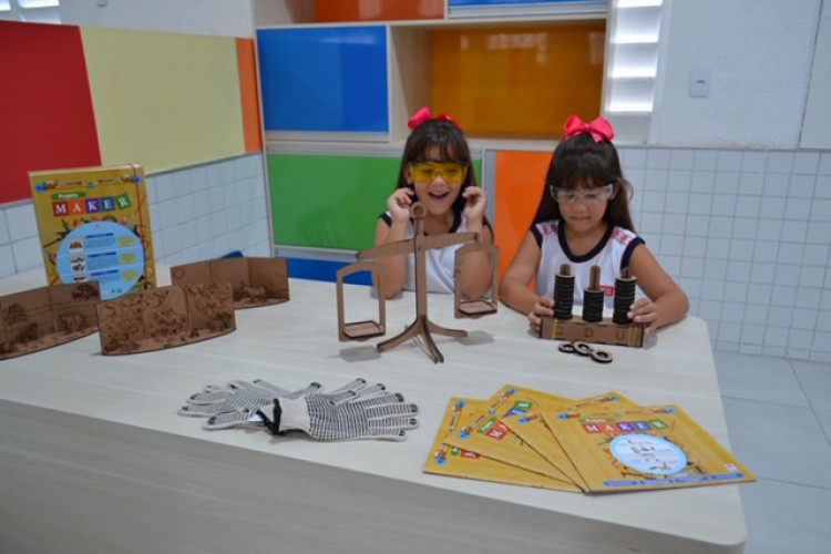 Lara e Marcela, alunas do 1º ano ensino fundamental do Colégio Antares, aprendem brincando com as aulas Maker