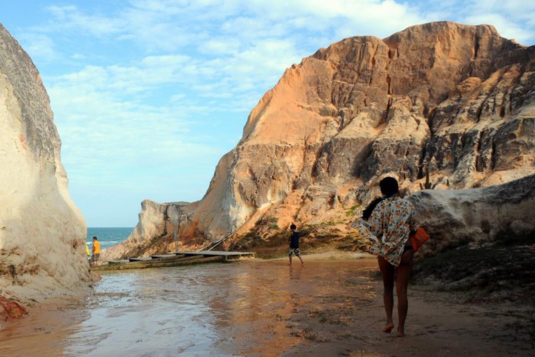 Falésia é cartão postal da praia de Morro Branco, no Ceará