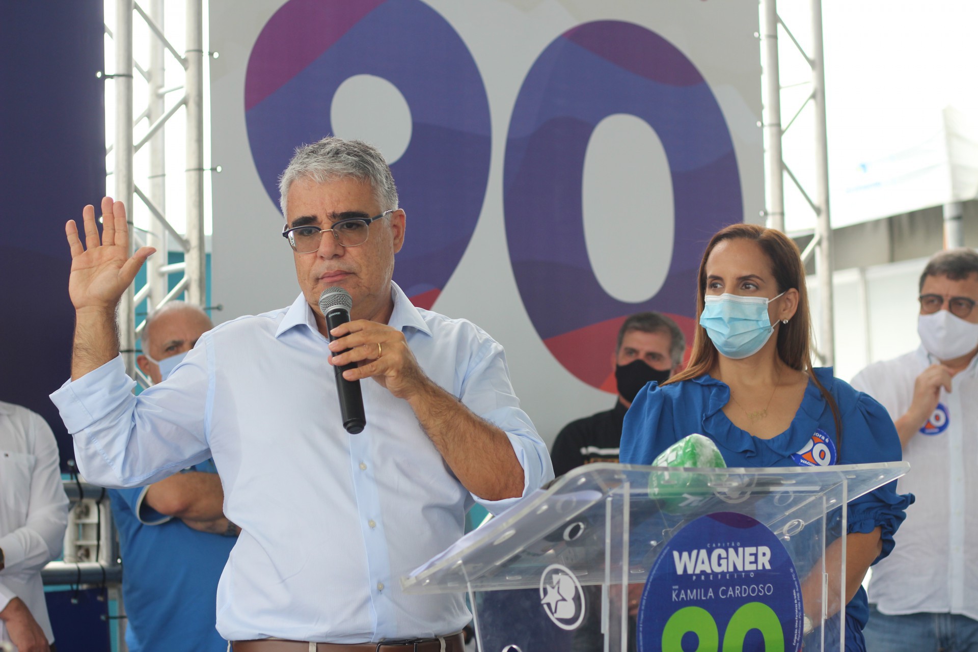 ￼EDUARDO Girão protagonizou coletiva ontem ao lado da vice de Wagner, Kamila Cardoso (Foto: Deísa Garcêz/Especial para O povo)