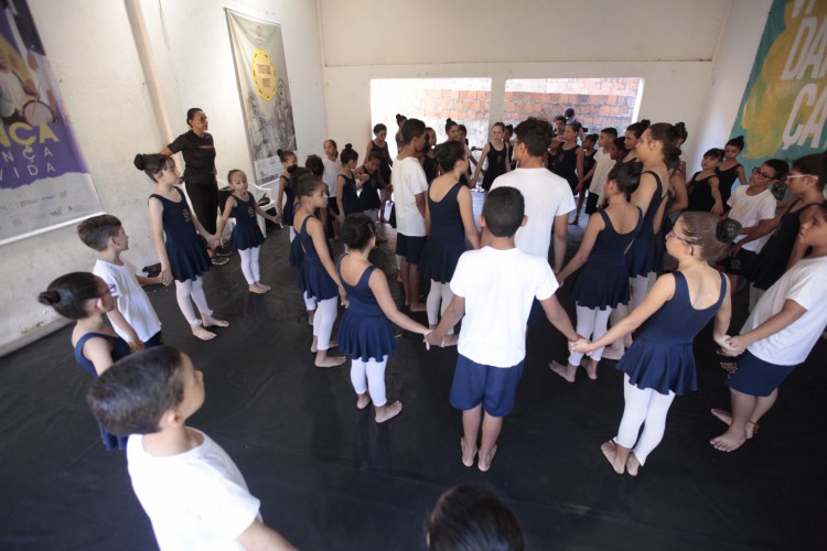 A Associação Vidança Cia. de Dança do Ceará conta com formação gratuita de dança, música e literatura para mais de 200 crianças, jovens e adultos do bairro Vila Velha e imediações, na periferia de Fortaleza, no Ceará