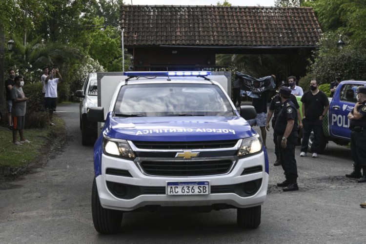 Uma van da polícia científica carregando o cadáver do astro do futebol argentino Diego Maradona deixa o condomínio onde faleceu, em Benavidez, na província de Buenos Aires, em 25 de novembro de 2020. (Foto de JUAN MABROMATA / AFP)