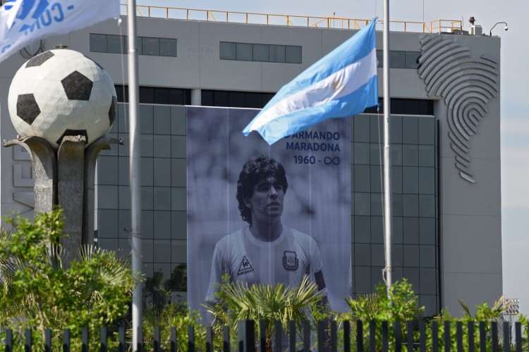 Prédio da Conmebol, em Assunção, com o retrato de Diego Maradona      