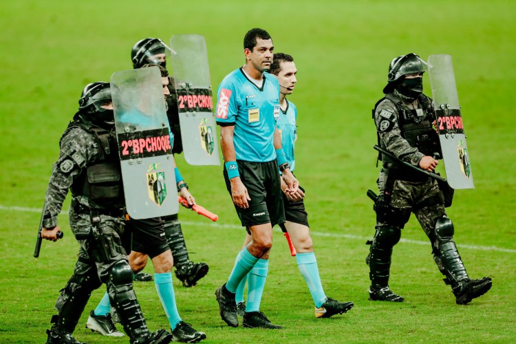 Fortaleza - Ce, Brasil, 25-11-2020: Wagner Nascimento Magalhães, árbitro da partida, é escoltado pela polícia militar ao final do jogo. Partida entre Ceará e São Paulo pelo Campeonato Brasileiro Série A no estádio Castelão. Placar Final 1 x 1 (Léo Chu - 47' e Diego Costa 11'). Realizada sem a presença de público em decorrência à Pandemia de Corona Virus (COVID-19). (Foto: Júlio Caesar/ O Povo)......