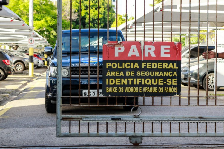 A Polícia Federal diz que a abordagem de um veículo suspeito foi realizada no bairro Parque Potira, em Caucaia