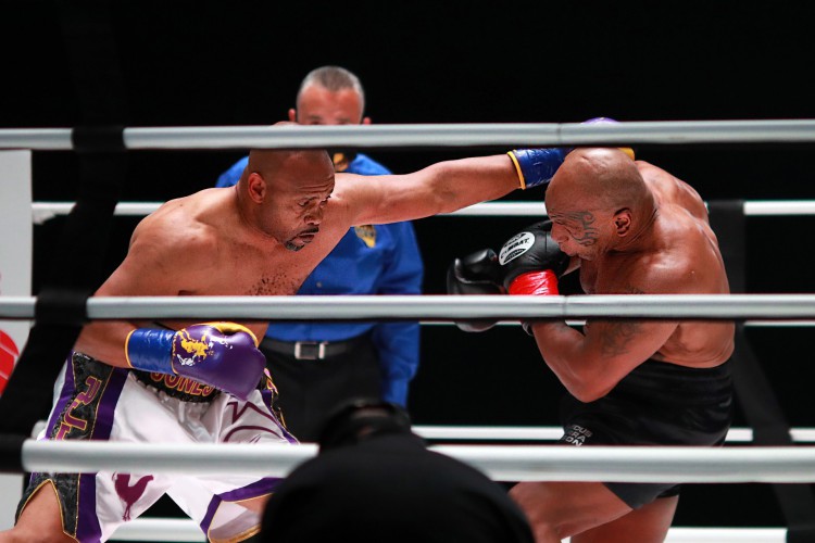 Roy Jones Jr. (e) soca, no segundo round, Mike Tyson em Los Angeles, Califórnia