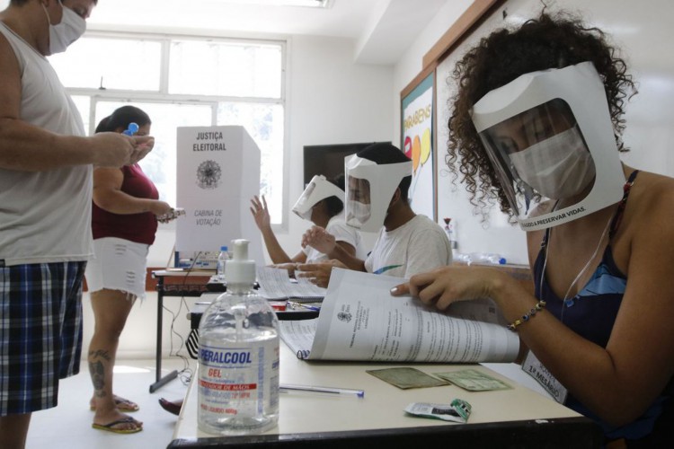 os moradores da Rocinha votam nas seções eleitorais