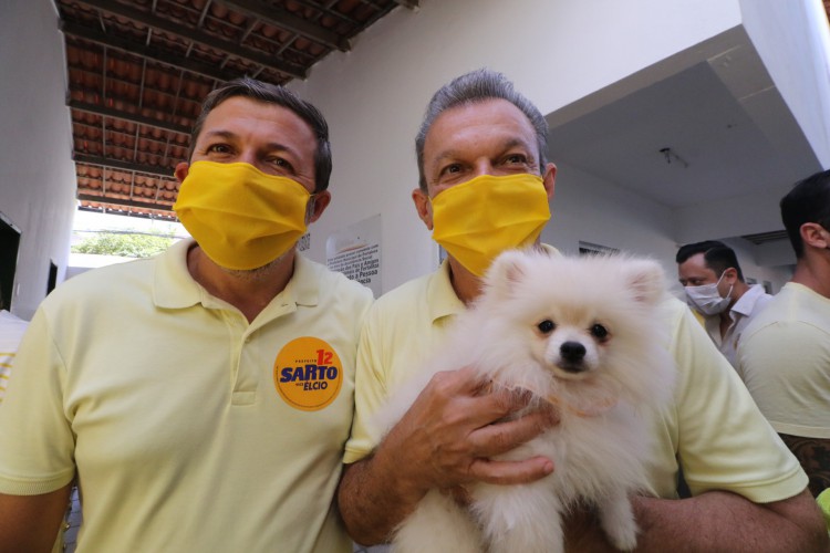 Sarto e o vice, Élcio Batista, posam com a cadela Marrion durante votação neste domingo, 29